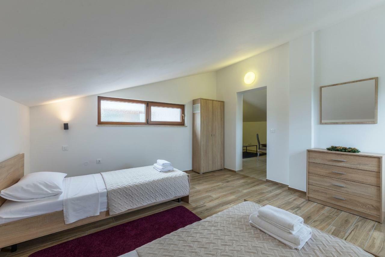 Apartmani Suzi プーラ エクステリア 写真