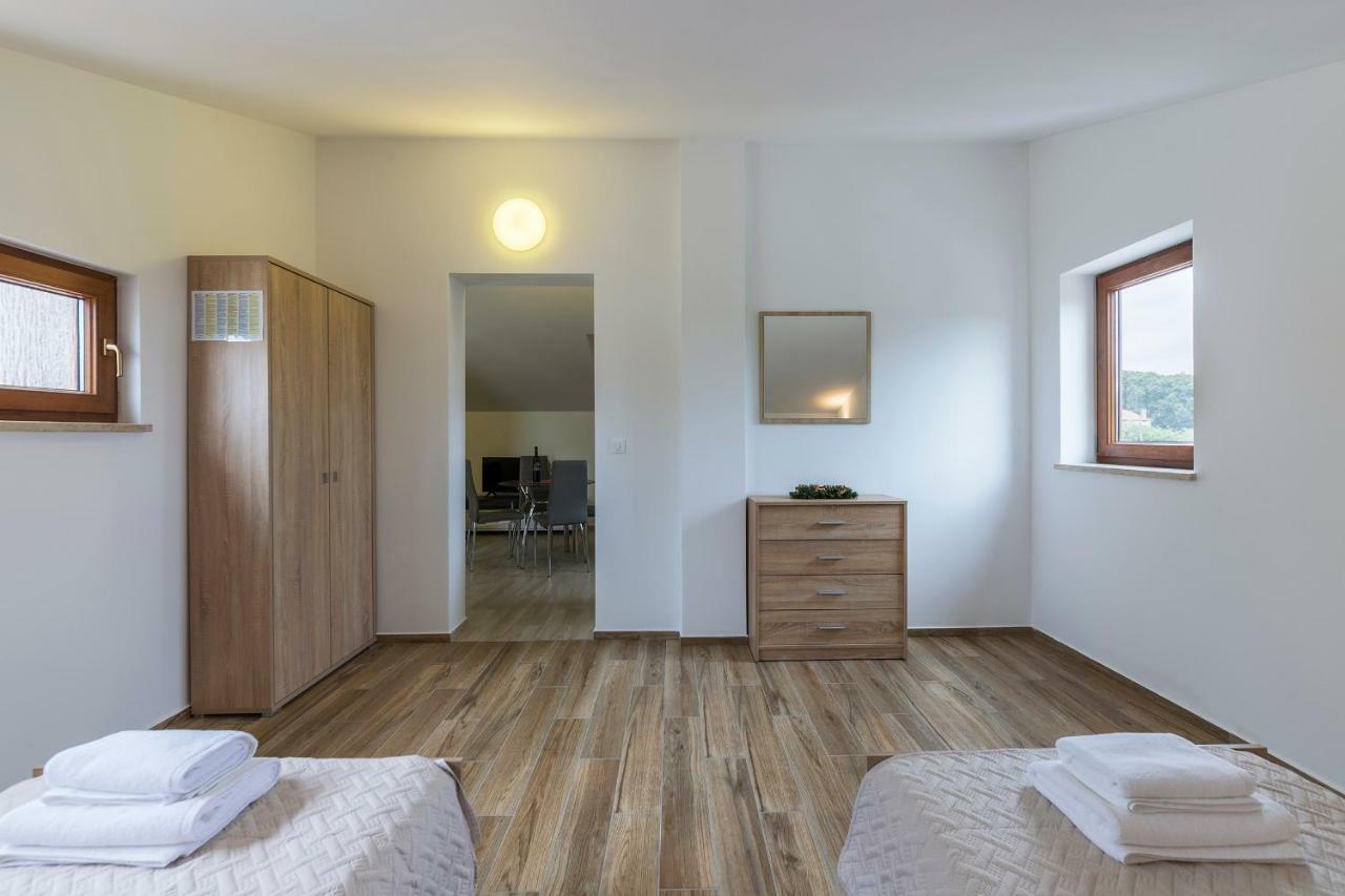 Apartmani Suzi プーラ エクステリア 写真