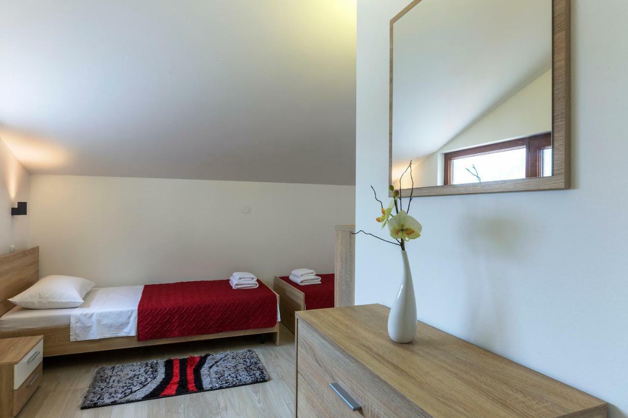Apartmani Suzi プーラ エクステリア 写真