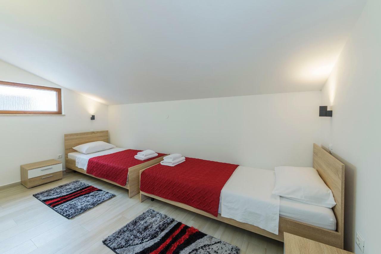 Apartmani Suzi プーラ エクステリア 写真